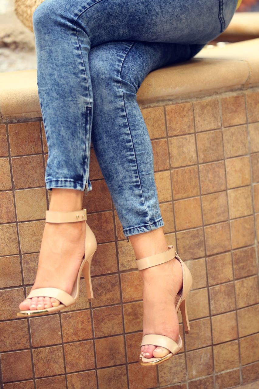 F21 jeans and Pour La Victoire sandals